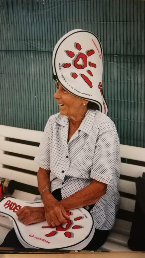 Padel fan wearing a racket-shaped sun hat